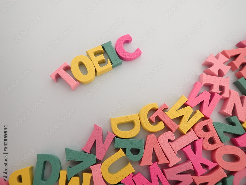 Fototapeta premium toeicトーイックの単語とたくさんのカラフルなアルファベット