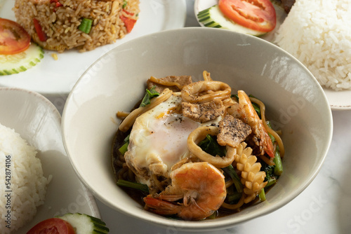 Spicy Stir Fried Hokkien Noodles with Herbs and Seafood set