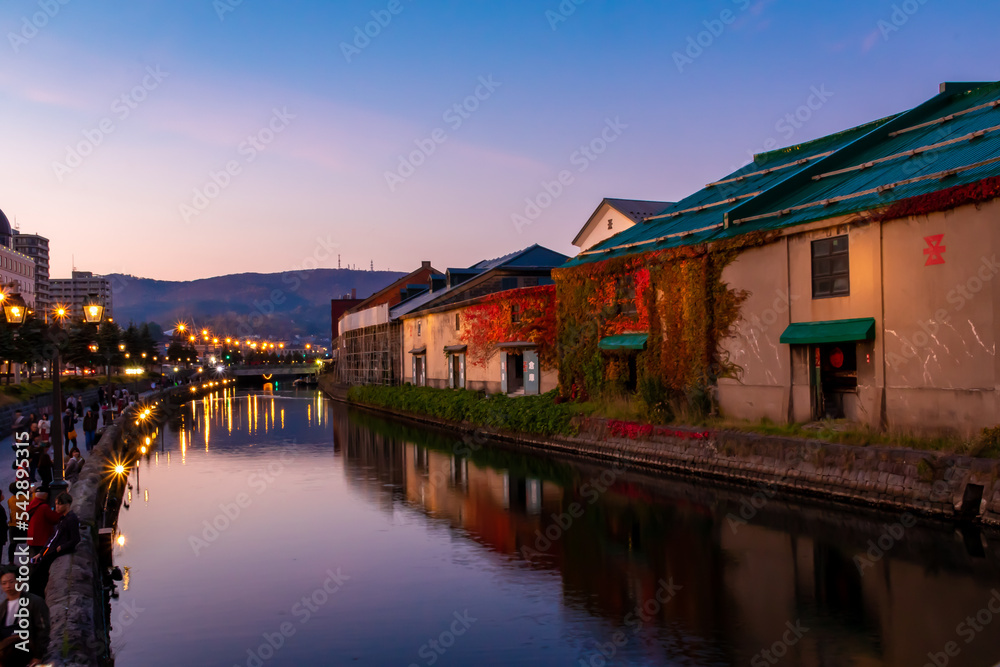 ライトアップされる小樽運河周辺の風景と夕焼けの空