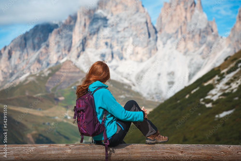 Naklejka premium girl looking at the mountains