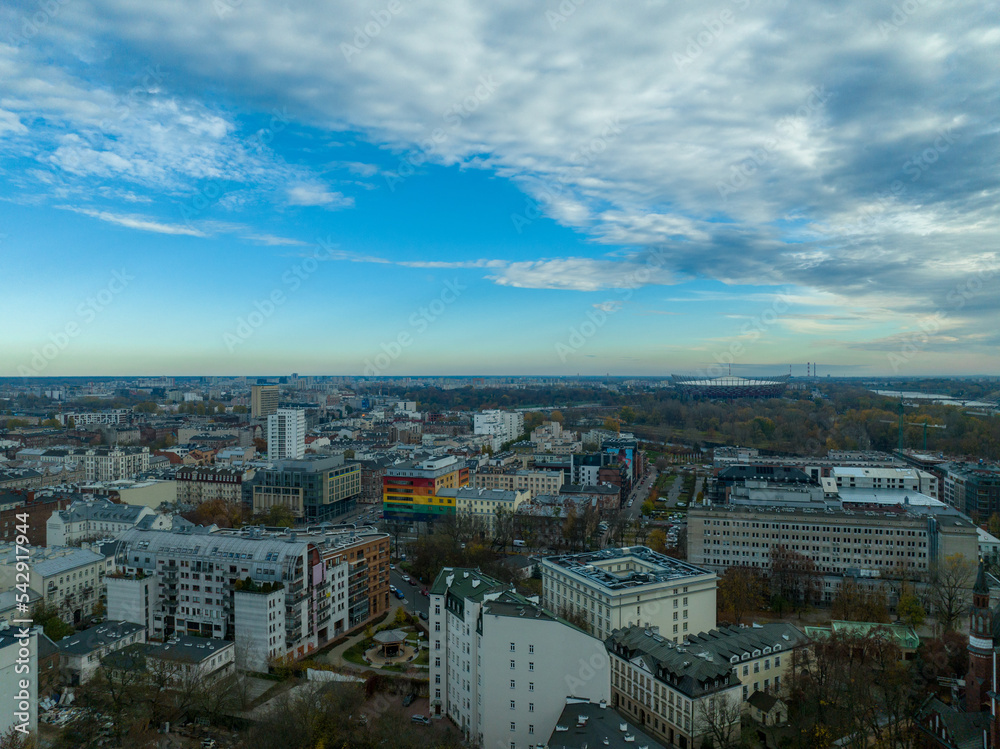 widok na panoramę Warszawy z drona, praga północ