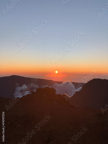 Coucher de soleil au sommet du Piton des neiges sur l'île de la Réunion
