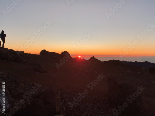 Coucher de soleil au sommet du Piton des neiges sur l'île de la Réunion