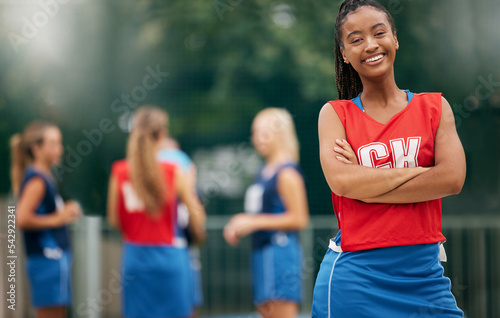 Foto Portrait, netball and black woman on sports court ready for game, competition or match
