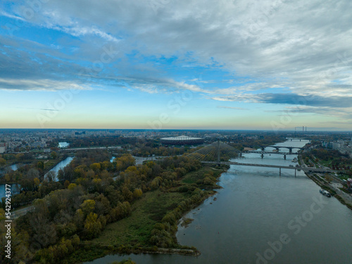 panorama warszawy z rzek   Wis     i mostami w pochmurny dzie   o zachodzie s  o  ca