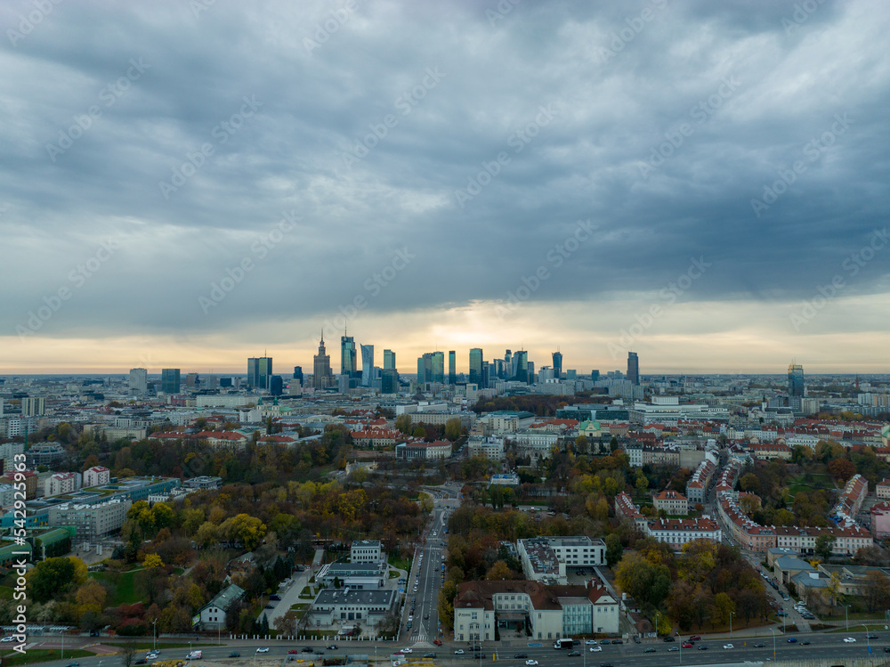 Fototapeta premium widok na panoramę Warszawy w pochmurny dzień
