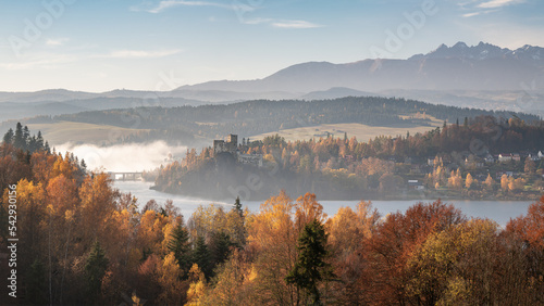 Czorsztyn i zamek Niedzica w Pieninach - jesień i mgła