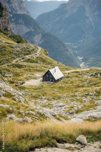 Almhütte in den Bergen photo