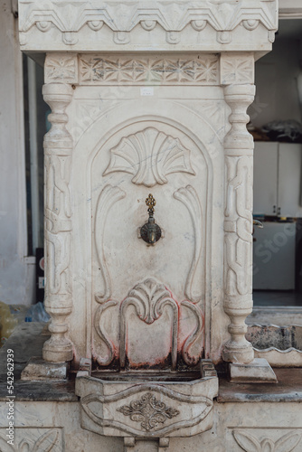 Foto Muslim fountain for partial ablution of believers before prayer in the mosque