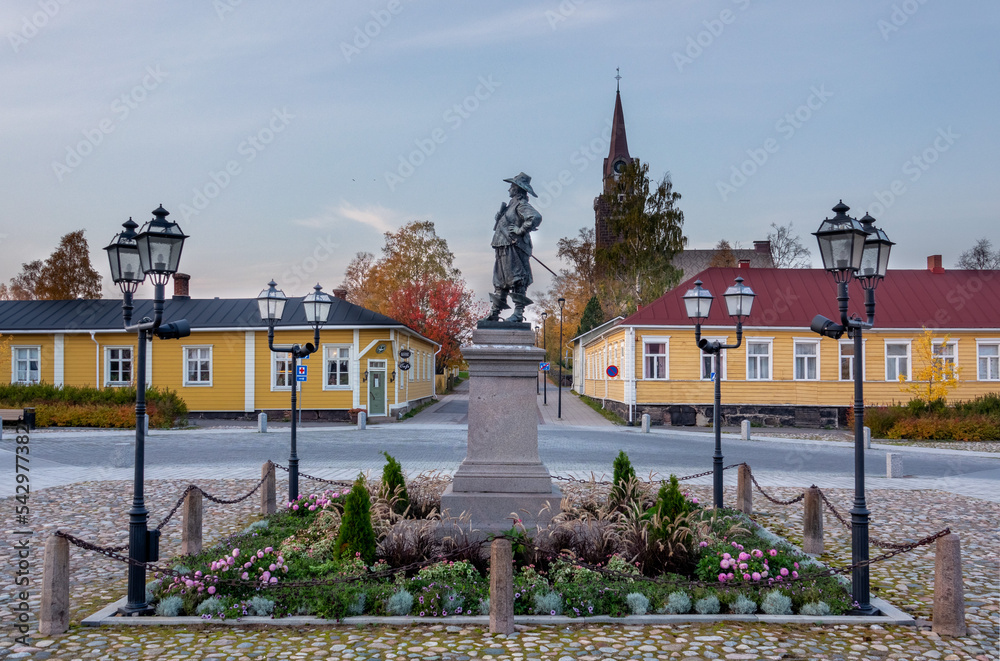 Obraz premium The main square of Raahe old town and statue of Pietari Brahe (built in 1888) at summer time in Finland