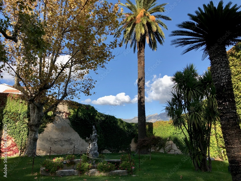 Fototapeta premium Passeggiando ed ammirando la Costa Amalfitana - Italia