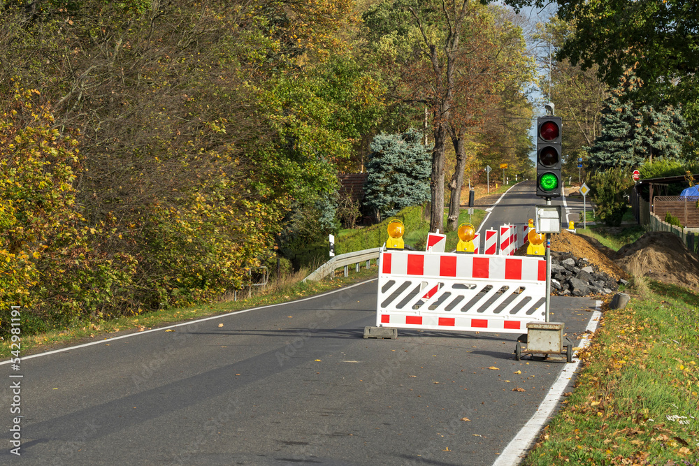 Eine Ampel an einer Baustelle zeigt Grün