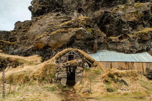 Obraz na płótnie Drangurinn stone house in rock w salonie