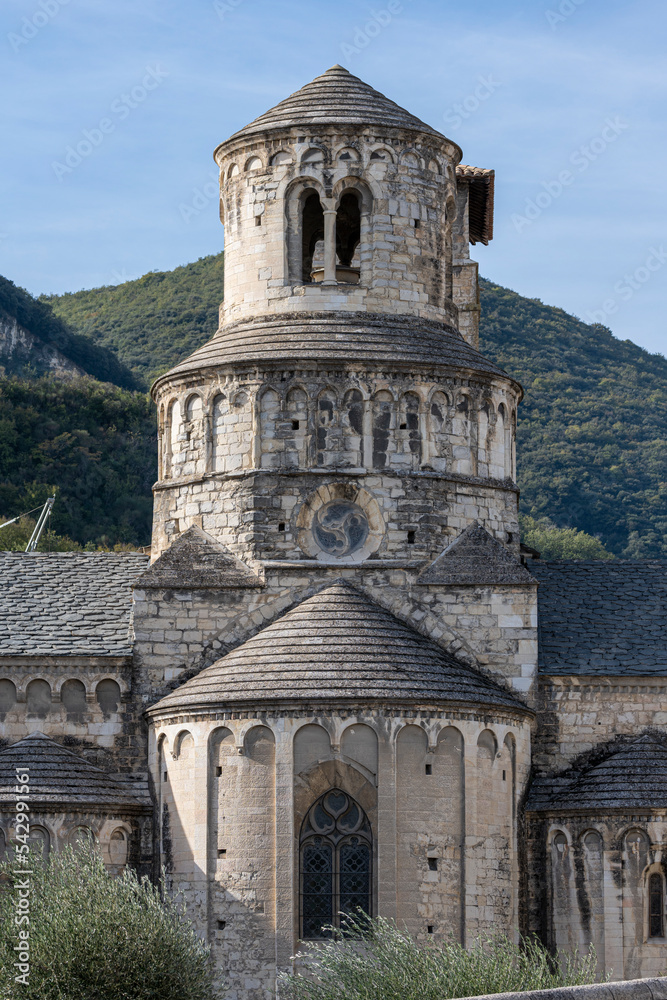 Vue de l'abbatiale Sainte-Marie de Cruas en Ardèche