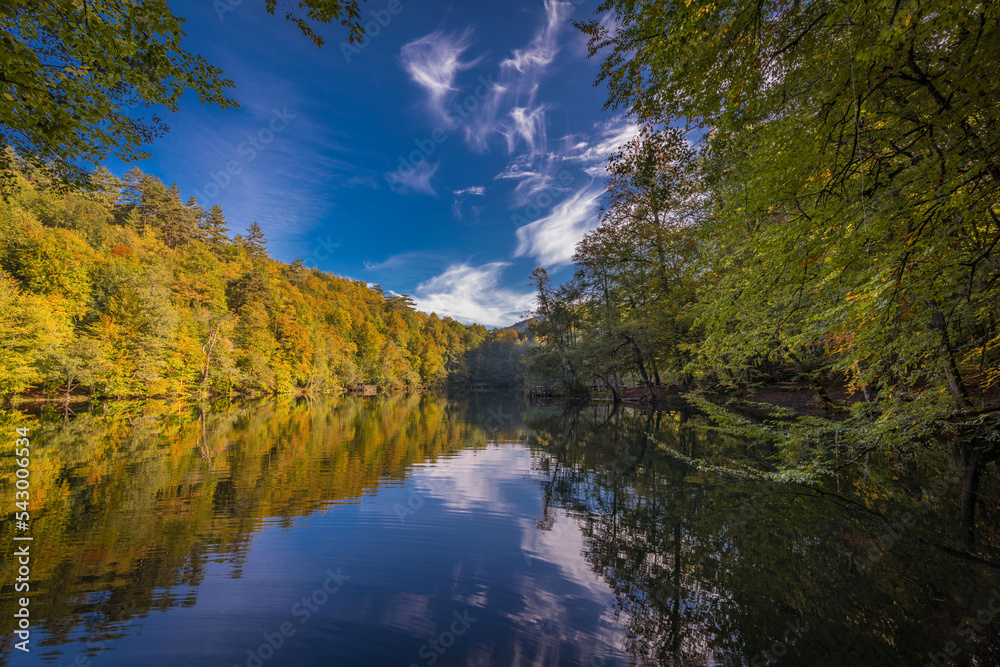 Obraz premium gorgeous lake and reflections in autumn