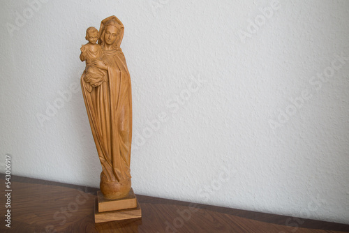 Maria und Jesuskind stehend auf Weltkugel Segensgestus