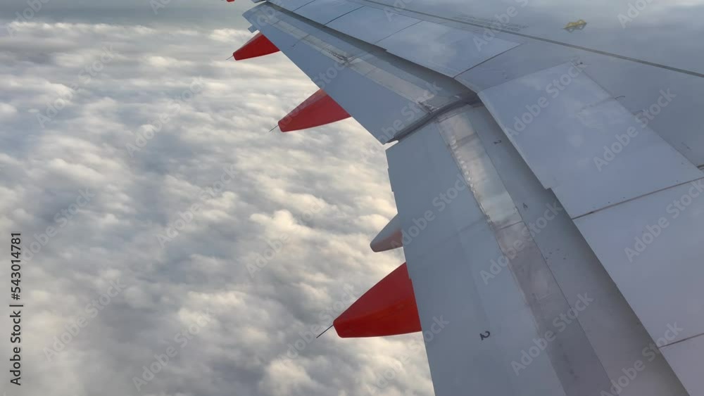 avion au dessus des nuages 4K