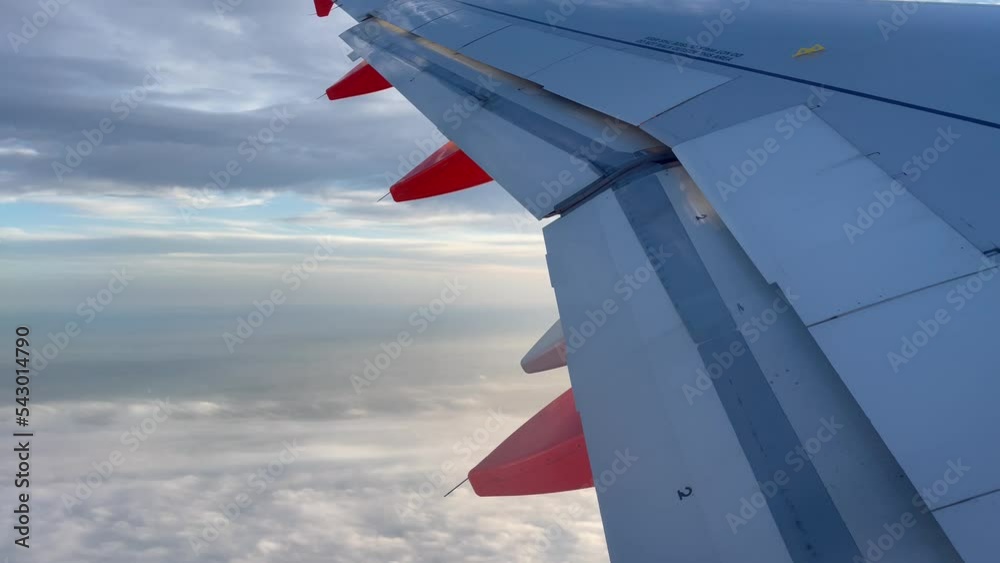 avion virage a droite au décollage avec soleil 4K