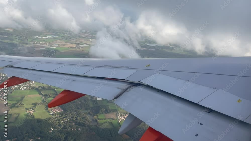 avion virage gauche passage dans les nuages 4K