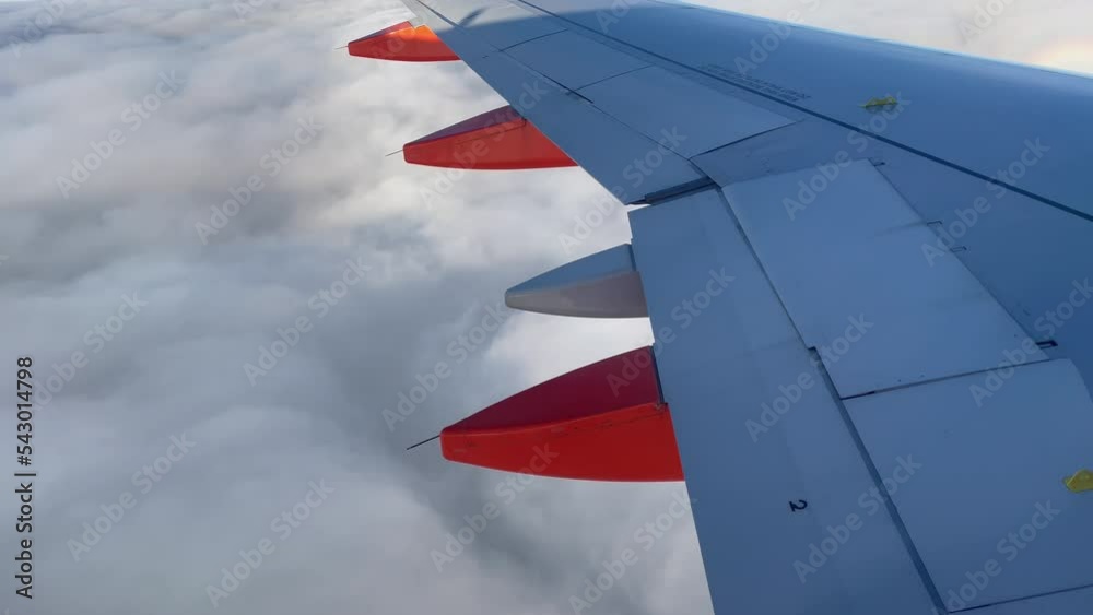 avion passage dans les nuages 4K