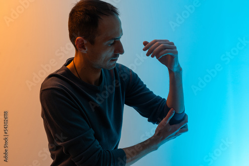 Print op canvas the man's arm hurts colored background