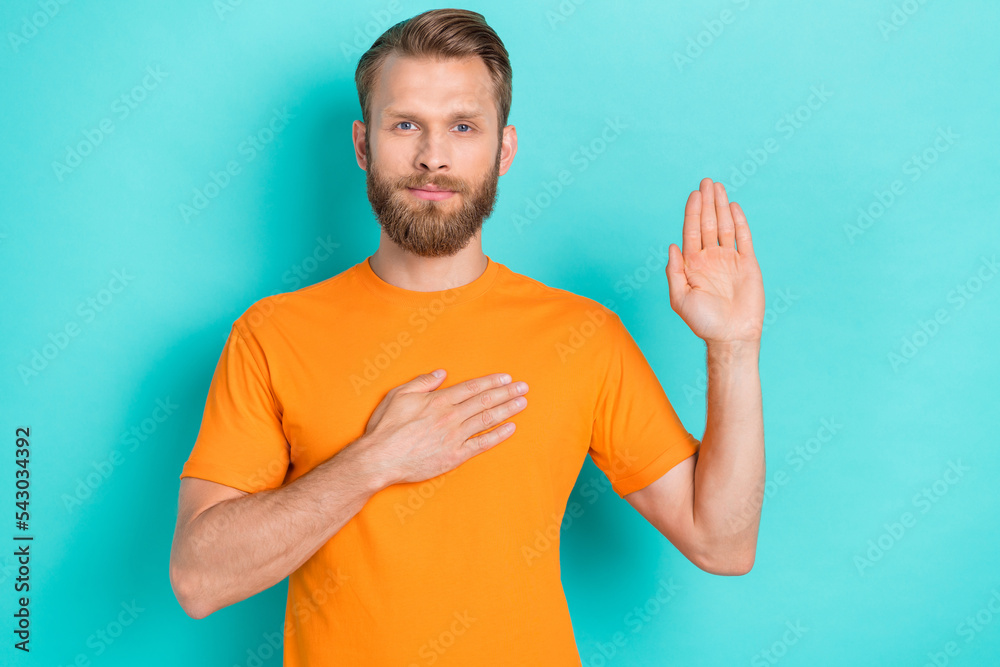 Φωτογραφία Photo of sincere brown hairdo guy pray wear orange t-shirt isolated on turquoise