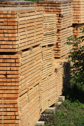 Tablones de madera de una serreria