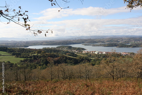 Lago o pantano en otoño con cielo azul