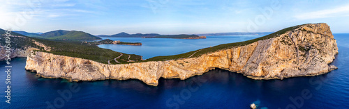 Atemberaubend schöne Landschaft an einer Steilüste im Norden Sardiniens als breites Panorama