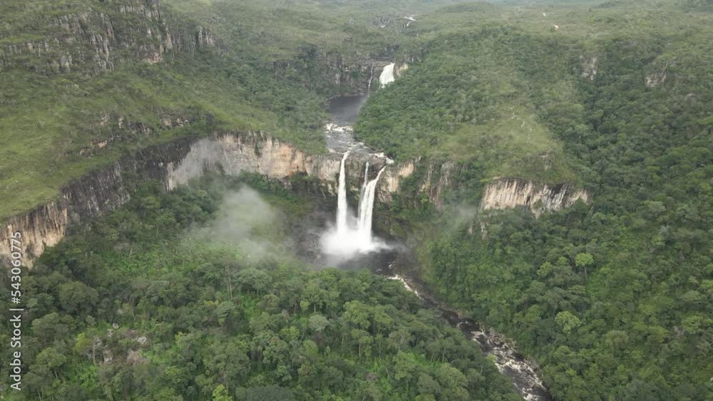 Tomada aérea da Cachoeira dos Saltos do Rio Preto e da vegetação na Chapada dos Veadeiros.