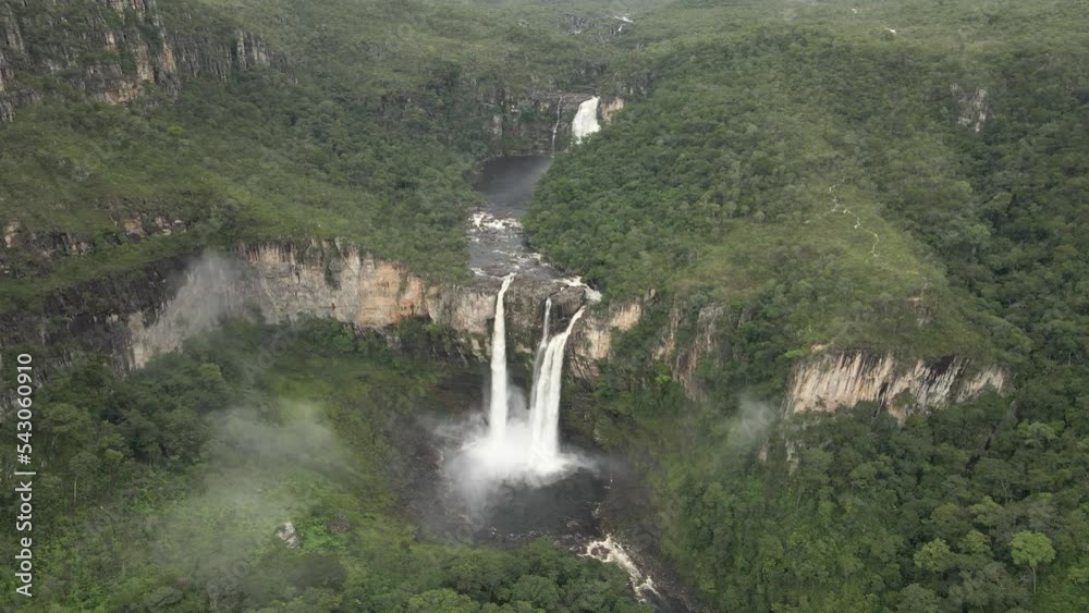 Tomada aérea da Cachoeira dos Saltos do Rio Preto e da vegetação na Chapada dos Veadeiros.