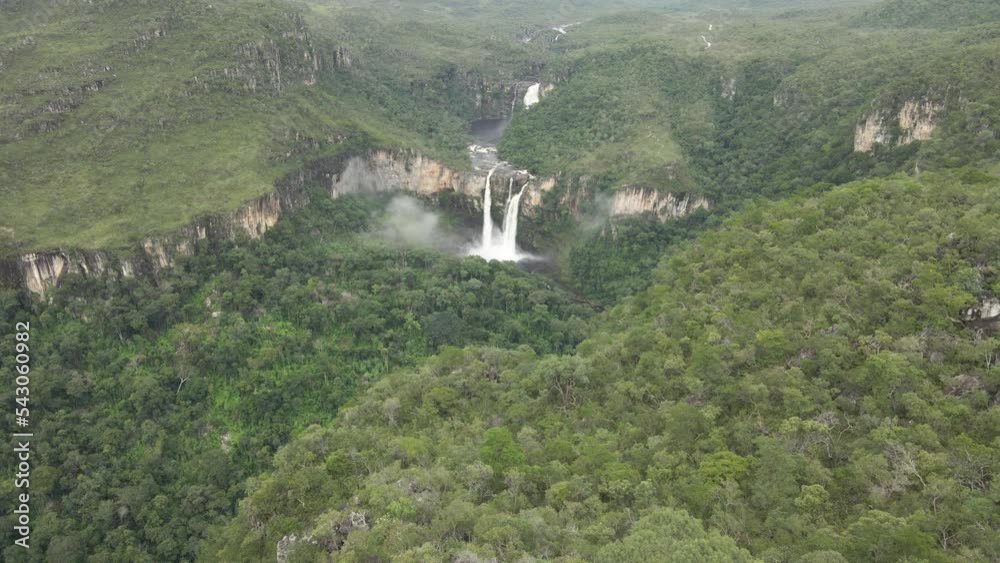 Tomada aérea da Cachoeira dos Saltos do Rio Preto e da vegetação na Chapada dos Veadeiros.