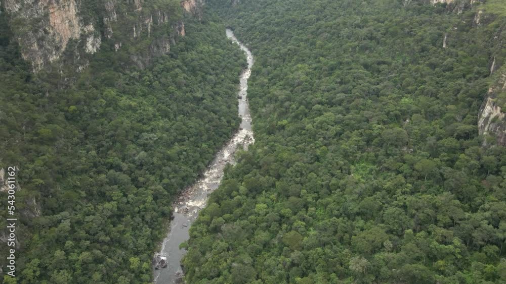 Tomada aérea do Rio Preto e da vegetação na Chapada dos Veadeiros.
