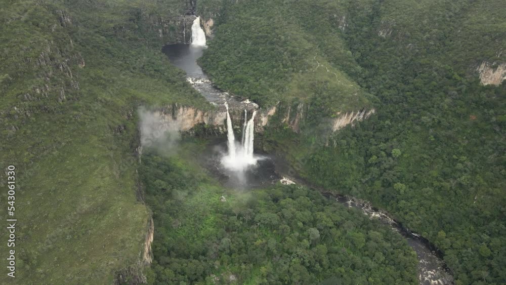 Tomada aérea da Cachoeira dos Saltos do Rio Preto e da vegetação na Chapada dos Veadeiros.
