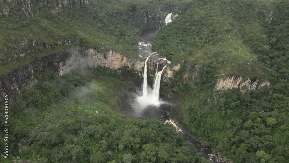 Tomada aérea da Cachoeira dos Saltos do Rio Preto e da vegetação na Chapada dos Veadeiros.
