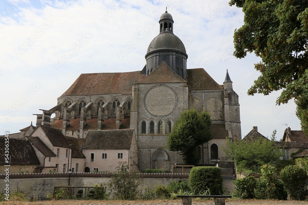 L'église collégiale Saint Quiriace, du 12eme siècle, vue de l'extérieur, ville de Provins, département de Seine et Marne, France