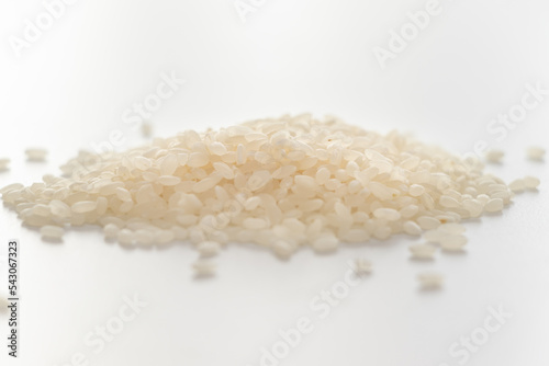 キッチンテーブルの上の白い米粒