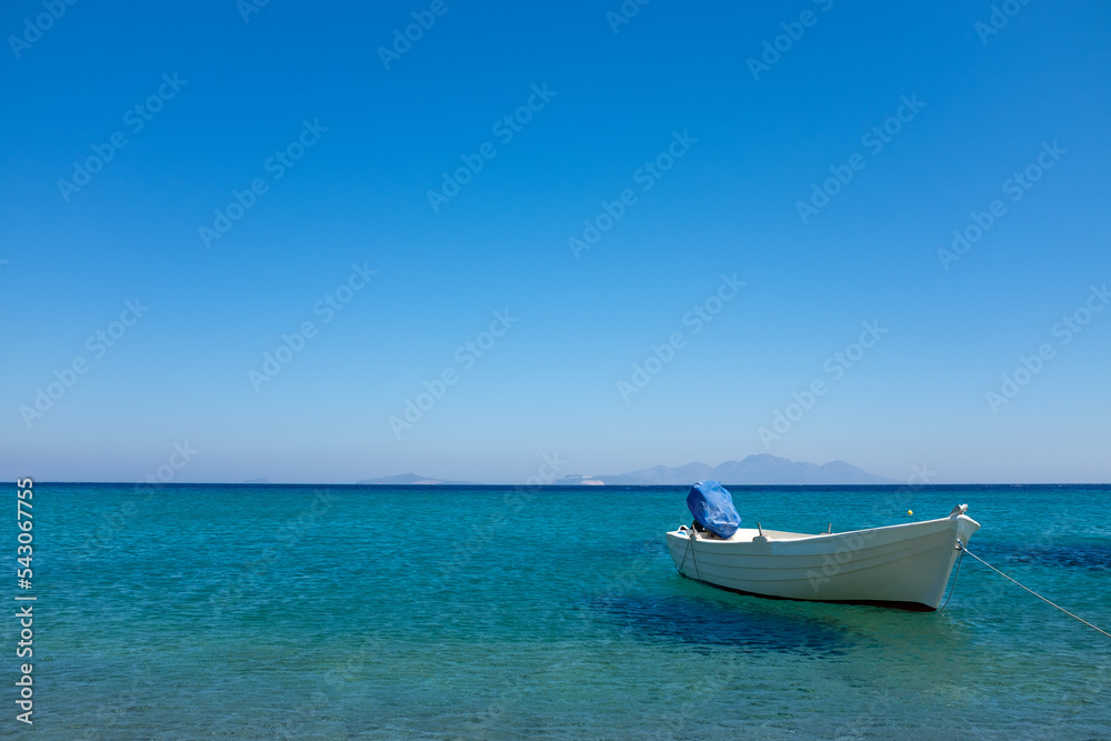 Ein Boot im türkisblauem Wasser des Mittelmeers