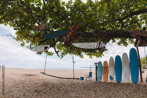 imagen de un espacio en una playa del caribe costarricense utilizado para brindar lecciones de surf en un hermoso día soleado photo