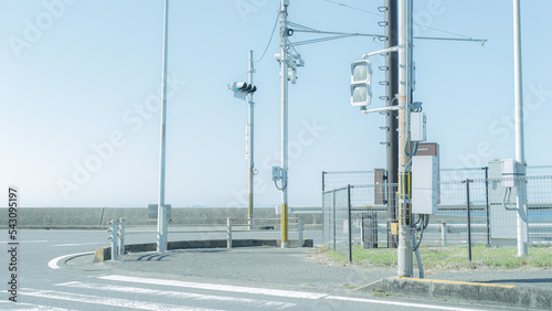 海の見える信号機のある交差点
