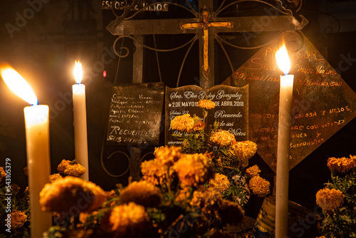 Tumba adornada en dia de muertos