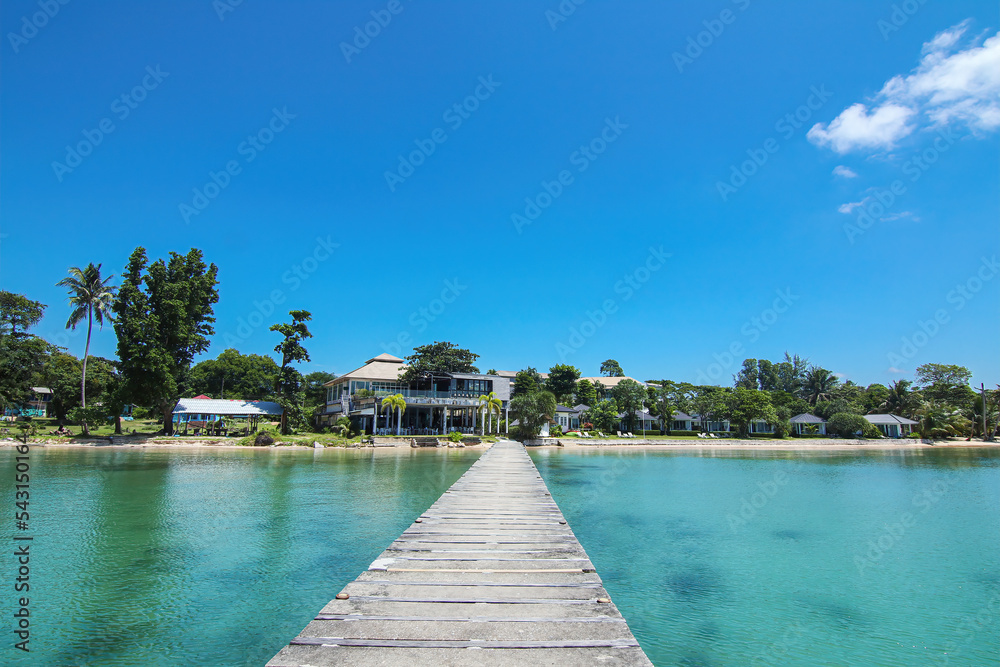 Obraz premium Luxury private island beach pier bridge walk and transparent clear sea water with cloud and blue sky background landscape in Thailand