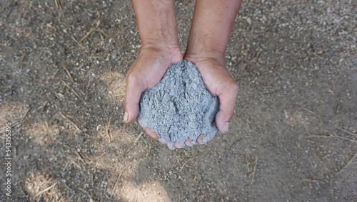 Gardeners catch ashes from charcoal stoves To be used as fertilizer to nourish trees planted in agricultural gardens. (2)