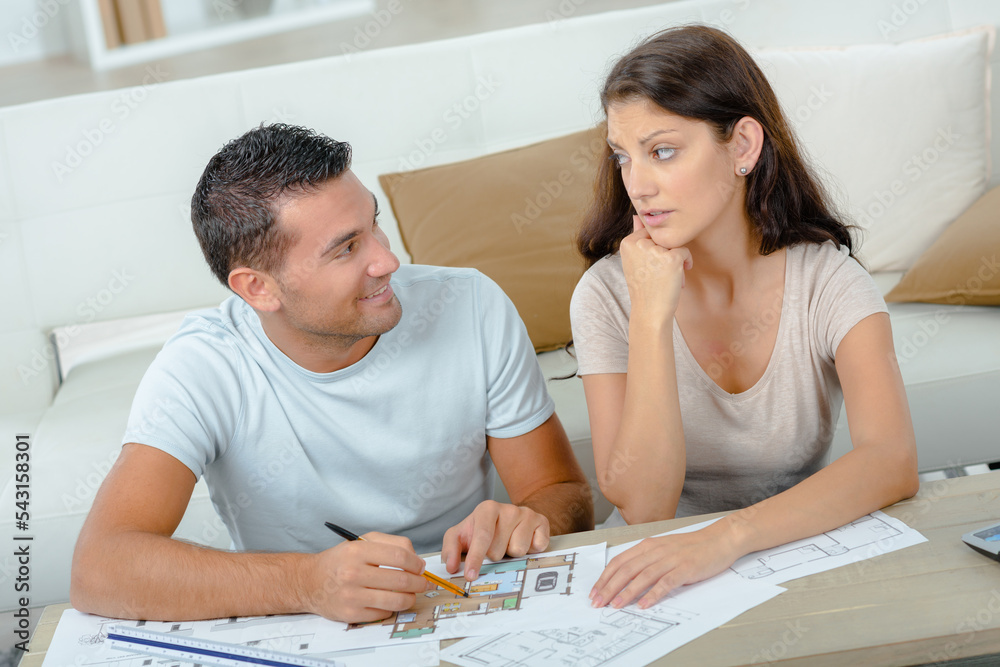 Fototapeta premium a couple is with floorplan