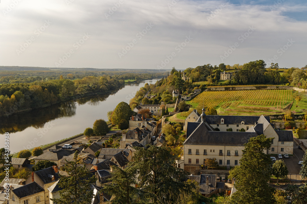 Vue sur la rivière la Vienne depuis les hauteurs de la forteresse de Chinon, ensemble composé de trois châteaux : fort du Coudray, château du Milieu, et fort Saint-Georges.