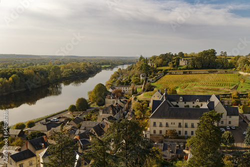 Billede på lærred Vue sur la rivière la Vienne depuis les hauteurs de la forteresse de Chinon, ensemble composé de trois châteaux : fort du Coudray, château du Milieu, et fort Saint-Georges