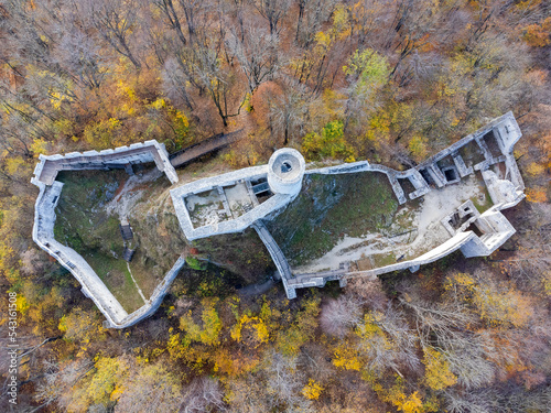 Obraz na płótnie The castle ruins as seen from above. The castle in the forest, photo from a drone. Autumn landscape. w salonie