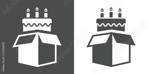 Logo regalo de cumpleaños. Icono aislado con silueta de caja de cartón abierta con tarta con velas en fondo gris y fondo blanco