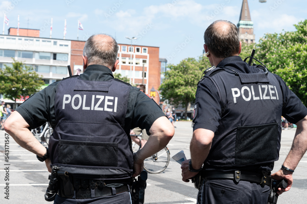Polizisten im Einsatz bei einer Demonstratin in der Kieler Innenstadt Polizisten im Einsatz bei einer Demonstratin in der Kieler Innenstadt