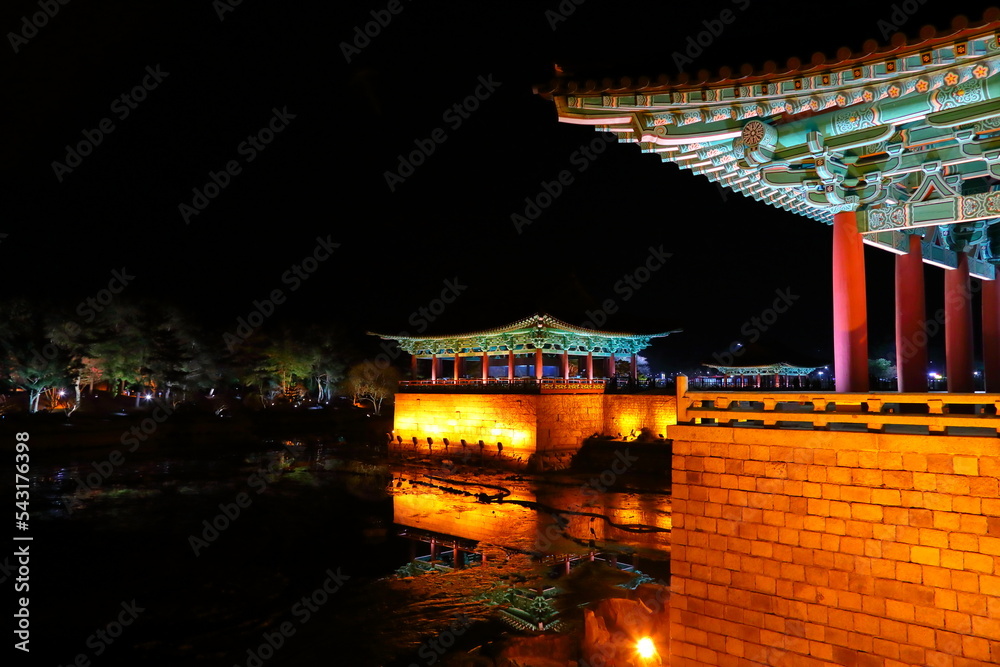 대한민국 경주에 있는 궁궐터인 동궁과월지의 야경이다. 야경명소로 유명한 곳이다
